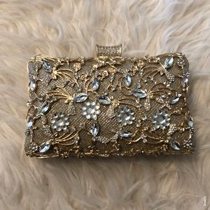 Gold clutch body with removable chain strap